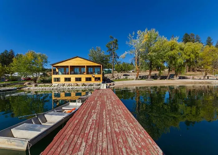 Wonderful Triplex Unit With Spectacular Lake View!