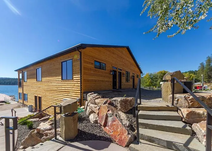 Wonderful Triplex Unit With Spectacular Lake View!