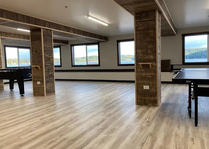 Beautiful Triplex Unit With Spectacular Lake View!
