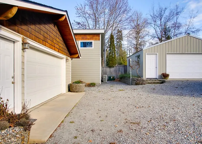 Charming Lakefront Cabin W/ Deck & Fire Pit!