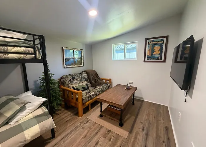 Beautiful Bungalow And Bunk House, Close To Lake